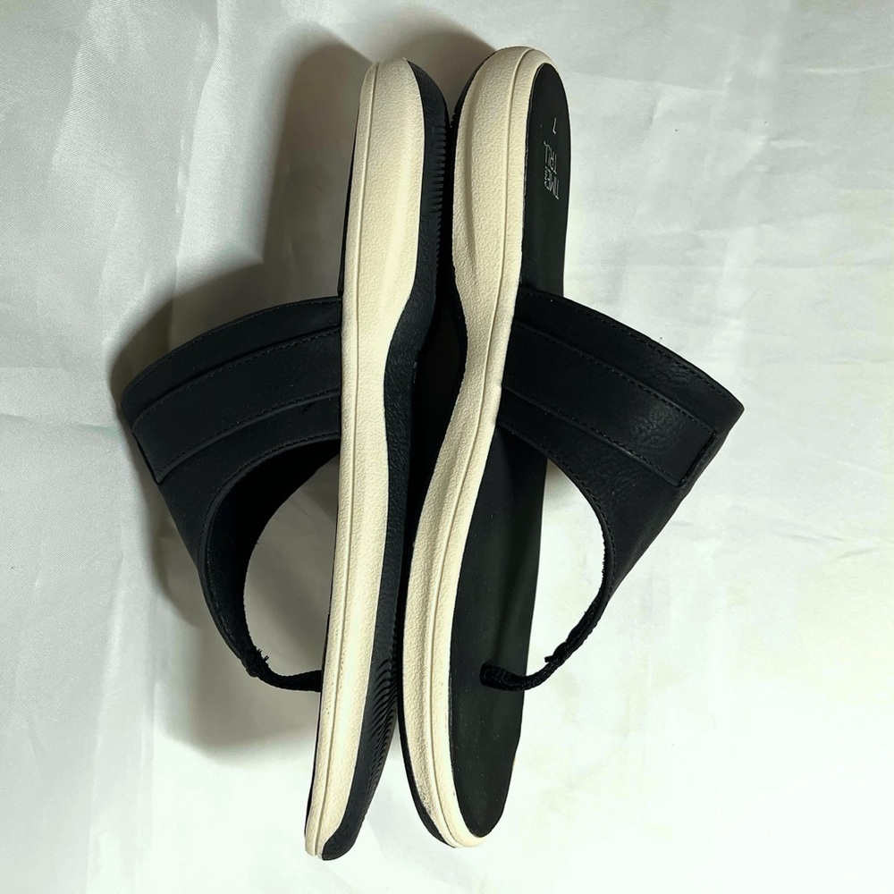 Time & Tru Black Thong Sandals Women's SZ 7 Strap Buckle White Athletic Soles